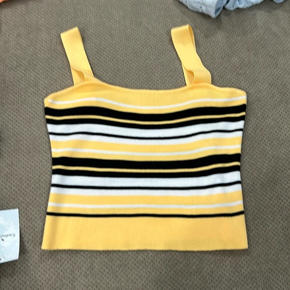 Yellow black and white sweater/knit - Picture 1 of 4
